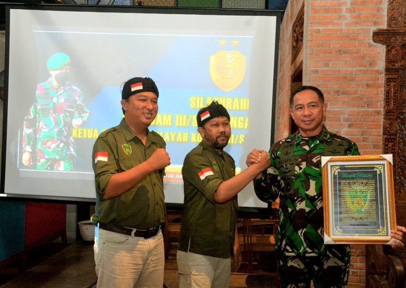 Pangdam Siliwangi Mayjen TNI Agus Subiyanto menjalin silaturahmi dengan para Ketua Ormas se-Jawa Barat, di Kafe dan Restro Kalaras, Jalan Kolonel Masturi Kota Cimahi. (Foto: Pelopor/tniad.mil.id)