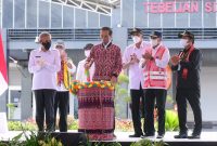 Presiden Jokowi saat meresmikan Bandara Tebelian, di Kab. Sintang, Kalbar, Rabu (08/12/2021) pagi. (Foto: Pelopor.id/BPMI Setpres/Muchlis Jr)