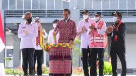 Presiden Jokowi saat meresmikan Bandara Tebelian, di Kab. Sintang, Kalbar, Rabu (08/12/2021) pagi. (Foto: Pelopor.id/BPMI Setpres/Muchlis Jr)