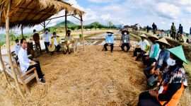 Presiden Jokowi saat berdialog dengan para petani di Trenggalek, Jatim, Selasa (30/11/2021). (Foto: Pelopor/BPMI Setpres/Laily Rachev)