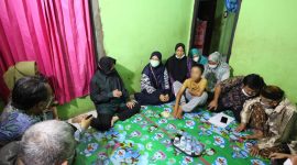Menteri Sosial (Mensos) Tri Rismaharini mengunjungi anak penyandang disabilitas bernisial O (13) yang dianiaya di Sukabumi. (Foto: Pelopor.id/Kemensos)