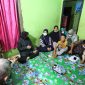 Menteri Sosial (Mensos) Tri Rismaharini mengunjungi anak penyandang disabilitas bernisial O (13) yang dianiaya di Sukabumi. (Foto: Pelopor.id/Kemensos)
