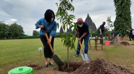 Hety Herwati, Direktur Pemasaran dan Pelayanan Taman Wisata Candi Prambanan, menanam pohon bersama Fajar Wibhiyadi, Direktur Utama PT Kliring Berjangka Indonesia (Persero). (Foto: Pelopor.id/KBI)