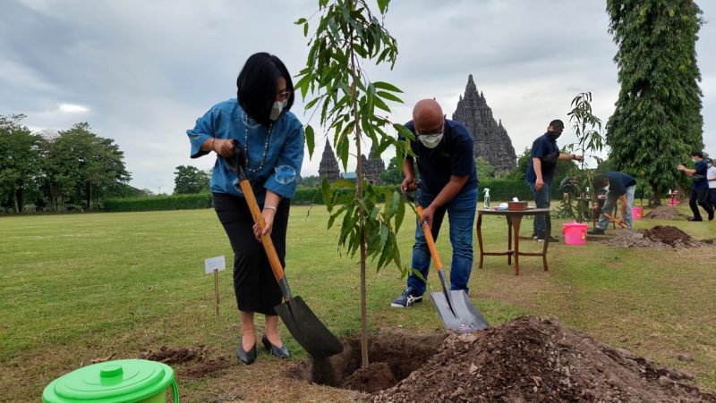 Hety Herwati, Direktur Pemasaran dan Pelayanan Taman Wisata Candi Prambanan, menanam pohon bersama Fajar Wibhiyadi, Direktur Utama PT Kliring Berjangka Indonesia (Persero). (Foto: Pelopor.id/KBI)