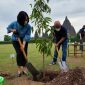 Hety Herwati, Direktur Pemasaran dan Pelayanan Taman Wisata Candi Prambanan, menanam pohon bersama Fajar Wibhiyadi, Direktur Utama PT Kliring Berjangka Indonesia (Persero). (Foto: Pelopor.id/KBI)