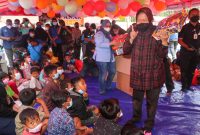 Di Pengungsian, Mensos Risma Ajak Anak-anak Bernyanyi dan Bagikan Mainan. (Foto: Pelopor.id/Kemensos)