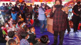 Di Pengungsian, Mensos Risma Ajak Anak-anak Bernyanyi dan Bagikan Mainan. (Foto: Pelopor.id/Kemensos)