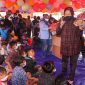 Di Pengungsian, Mensos Risma Ajak Anak-anak Bernyanyi dan Bagikan Mainan. (Foto: Pelopor.id/Kemensos)