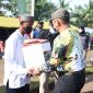 Kasad Bagikan Sembako Kepada Warga Sekitar Daerah Latihan Cipatat.(foto:Pelopor.id/TNI)