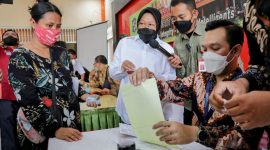 Cek Pencairan Bansos di Surabaya, Mensos Tawarkan Bantuan Usaha untuk Warga Terdampak Pandemi. (Foto:Pelopor.id/Kemensos)