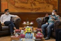 Menteri Desa, Pembangunan Daerah Tertinggal, dan Transmigrasi, Abdul Halim Iskandar menerima audiensi Bupati Kotawaringin Timur, Halikinnor, di ruang kerjanya, di Jakarta Selasa, (28/12/2021). (Foto:Pelopor.id/Kemendes PDTT)