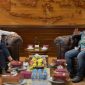 Menteri Desa, Pembangunan Daerah Tertinggal, dan Transmigrasi, Abdul Halim Iskandar menerima audiensi Bupati Kotawaringin Timur, Halikinnor, di ruang kerjanya, di Jakarta Selasa, (28/12/2021). (Foto:Pelopor.id/Kemendes PDTT)