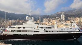Superyacht sepanjang 270 kaki yang dibiayai Credit Suisse. (Foto:pelopor.id/Alamy Stock Photo)