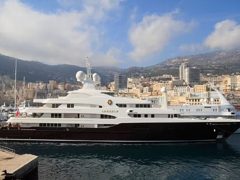 Superyacht sepanjang 270 kaki yang dibiayai Credit Suisse. (Foto:pelopor.id/Alamy Stock Photo)