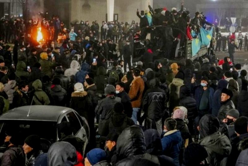 Aksi demo warga Kazakhstan protes kenaikan LPG berujung Kondisi Darurat Nasional.(Foto: Pelopor.id/AFP/abdulaziz madyarov)