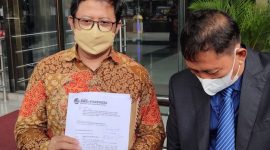 Dosen Universitas Negeri Jakarta (UNJ) Ubedilah Badrun usai resmi melaporkan Gibran dan Kaesang ke KPK di Gedung Merah Putih Jalan, Kuningan Persada Kav 4, Setiabudi, Jakarta Selatan, Senin siang (10/1/2022). (Foto:Pelopor.id/RMOL)