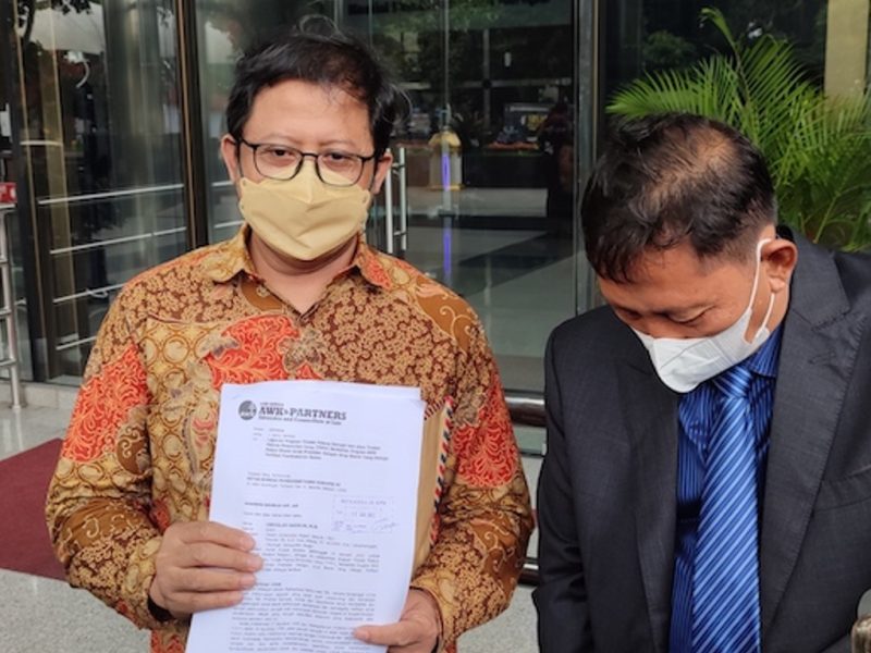 Dosen Universitas Negeri Jakarta (UNJ) Ubedilah Badrun usai resmi melaporkan Gibran dan Kaesang ke KPK di Gedung Merah Putih Jalan, Kuningan Persada Kav 4, Setiabudi, Jakarta Selatan, Senin siang (10/1/2022). (Foto:Pelopor.id/RMOL)
