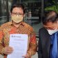 Dosen Universitas Negeri Jakarta (UNJ) Ubedilah Badrun usai resmi melaporkan Gibran dan Kaesang ke KPK di Gedung Merah Putih Jalan, Kuningan Persada Kav 4, Setiabudi, Jakarta Selatan, Senin siang (10/1/2022). (Foto:Pelopor.id/RMOL)