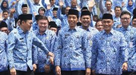 Presiden Joko Widodo (Jokowi) berfoto bersama Aparatur Sipil Negara (ASN) atau PNS seusai membuka Rapat Kerja Nasional Korps Pegawai Republik Indonesia (KORPRI) 2019 di Istana Negara, Jakarta, Selasa (26/2/2021). (Foto:Pelopor.id/Lip6)