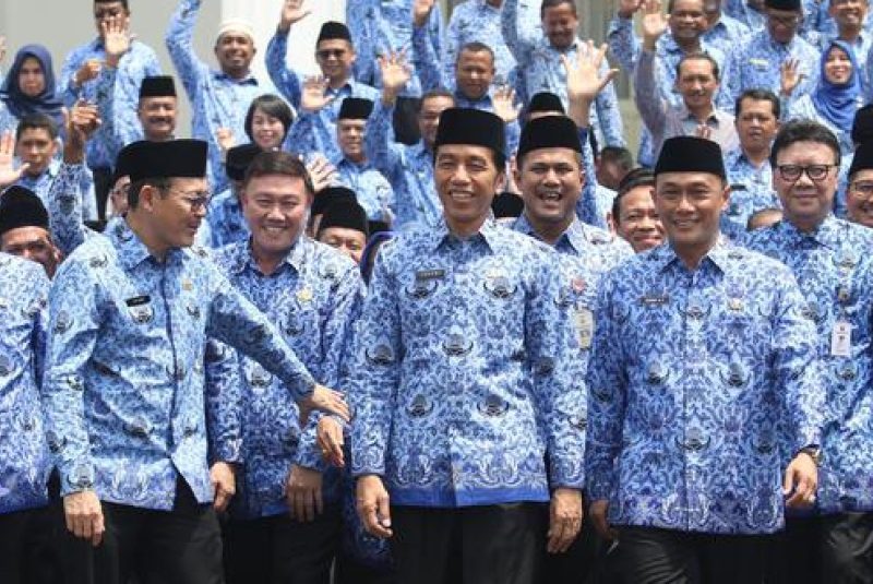 Presiden Joko Widodo (Jokowi) berfoto bersama Aparatur Sipil Negara (ASN) atau PNS seusai membuka Rapat Kerja Nasional Korps Pegawai Republik Indonesia (KORPRI) 2019 di Istana Negara, Jakarta, Selasa (26/2/2021). (Foto:Pelopor.id/Lip6)