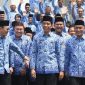 Presiden Joko Widodo (Jokowi) berfoto bersama Aparatur Sipil Negara (ASN) atau PNS seusai membuka Rapat Kerja Nasional Korps Pegawai Republik Indonesia (KORPRI) 2019 di Istana Negara, Jakarta, Selasa (26/2/2021). (Foto:Pelopor.id/Lip6)