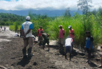 Satgas Yonif 743/PSY Gotong Royong Bersama Masyarakat Buat Saluran Air di Perbatasan. (Foto: Pelopor.id/tniad.mil.id) 