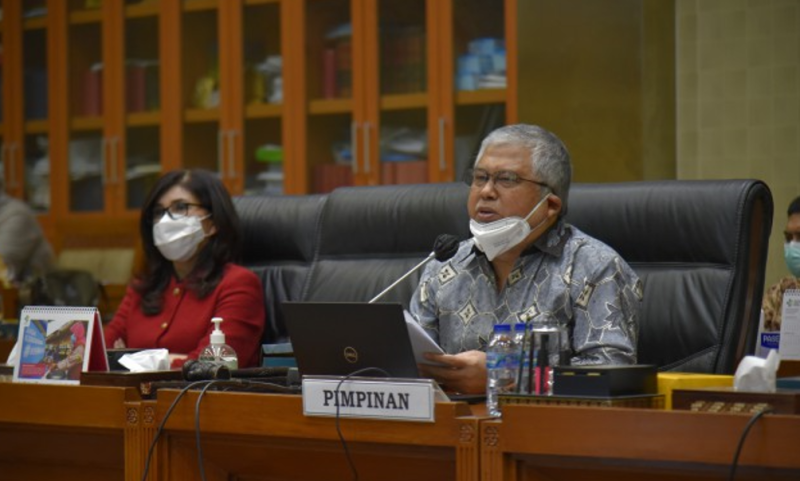 Wakil Ketua Komisi IX DPR RI Ansory Siregar (kanan) saat rapat kerja Komisi IX DPR RI dengan Menteri Ketenagakerjaan Ida Fauziyah di Gedung Nusantara I, Senayan, Jakarta, Senin (24/01/2022). (Foto: Pelopor.id/Munchen/nvl)