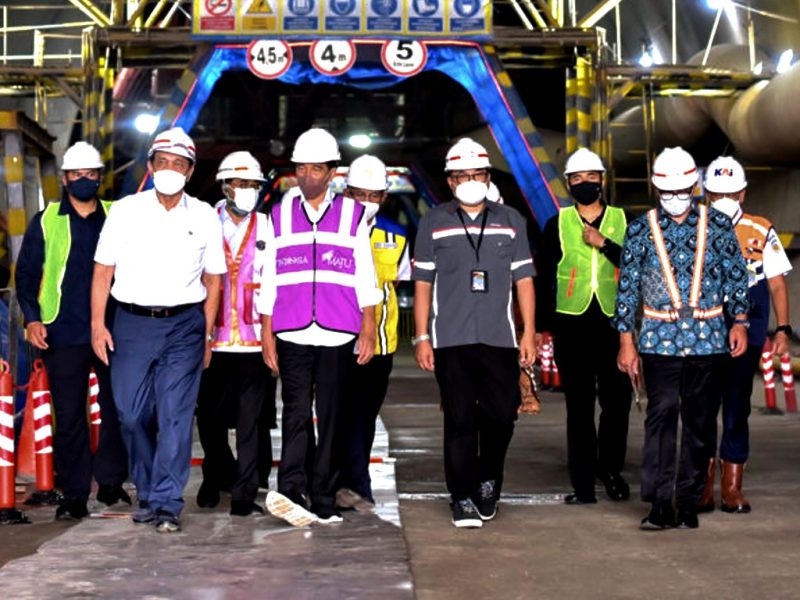 Presiden Jokowi meninjau progres pembangunan KCJB, Senin (17/01/2022), di Purwakarta, Jabar. (Foto:  Pelopor.id/Setkab/Agung)