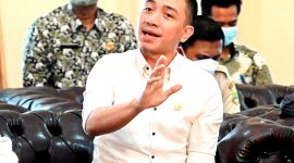 Anggota Komisi VIII DPR RI, Mochamad Hasbi Asyidiki Jayabaya saat mengikuti pertemuan Tim Kunjungan Kerja Komisi VIII DPR RI dengan Bupati Pandeglang Irna Narulita di Kabupaten Pandeglang, Banten, Jumat, (21/1/202). (Foto: Pelopor.id/Novel/Man)