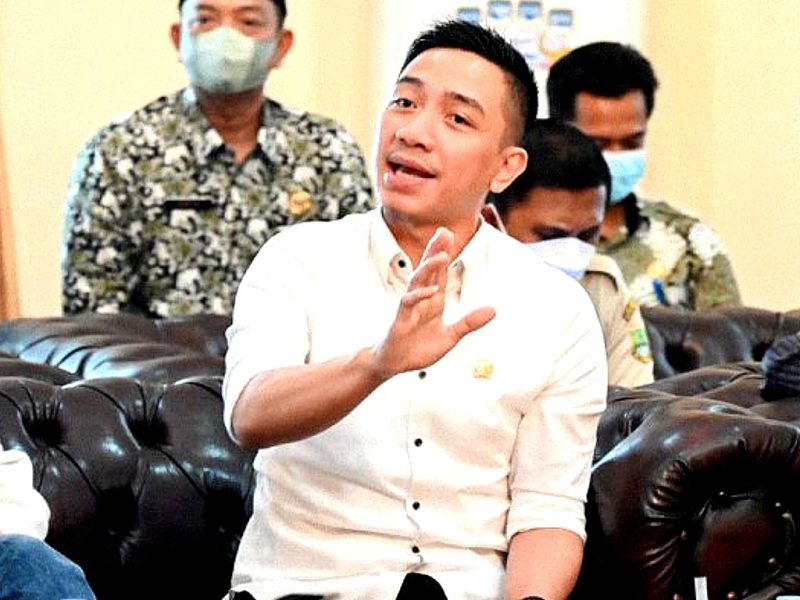 Anggota Komisi VIII DPR RI, Mochamad Hasbi Asyidiki Jayabaya saat mengikuti pertemuan Tim Kunjungan Kerja Komisi VIII DPR RI dengan Bupati Pandeglang Irna Narulita di Kabupaten Pandeglang, Banten, Jumat, (21/1/202). (Foto: Pelopor.id/Novel/Man)