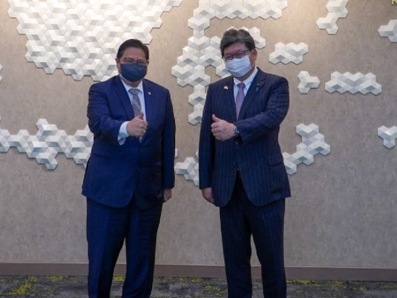 Menteri Koordinator Bidang Perekonomian Airlangga Hartarto dan Menteri Ekonomi, Perdagangan dan Industri Jepang Koichi Hagiuda di Jakarta, Senin (11/1/2022). (Foto:Pelopor.id/Kemenko Ekon)