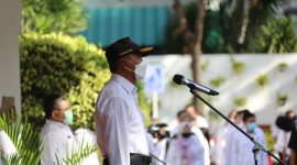 Menteri Koordinator Bidang Pembangunan Manusia dan Kebudayaan (Menko PMK) Muhadjir Effendy pimpin apel di halaman Kantor Kemenko PMK, Jakarta, Senin (3/1/2022). (Foto: Pelopor.id/Kemenko PMK)