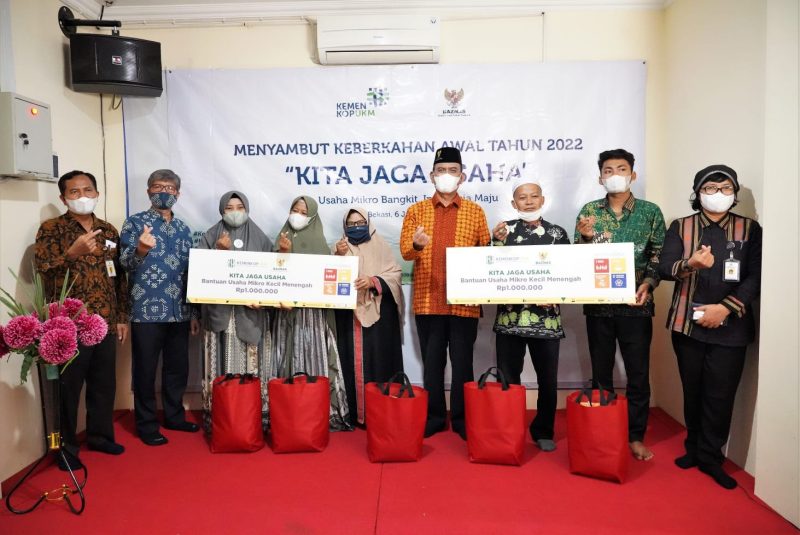 Deputi Bidang Usaha Mikro KemenKopUKM, Eddy Satriya dalam sambutannya pada Acara Santunan Anak Yatim dan Penyerahan Secara Simbolis Program Bantuan Kita Jaga Usaha (KJU) BAZNAS di Yayasan Pundi Amal Bakti Umat di Bekasi, Kamis (6/1/2022). (Foto:Pelopor.id/KemenKopUKM)