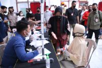 Kunjungi Desa Perbatasan RI-Malaysia, Mensos Risma Salurkan Bantuan Banjir. (Foto: Pelopor.id/Kemensos)