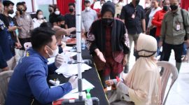 Kunjungi Desa Perbatasan RI-Malaysia, Mensos Risma Salurkan Bantuan Banjir. (Foto: Pelopor.id/Kemensos)
