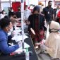 Kunjungi Desa Perbatasan RI-Malaysia, Mensos Risma Salurkan Bantuan Banjir. (Foto: Pelopor.id/Kemensos)