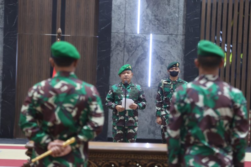 Kepala Staf Angkatan Darat (Kasad) Jenderal TNI Dudung Abdurachman saat memimpin serah terima jabatan (Sertijab) Pangdam Jaya/Jayakarta dari Mayjen TNI Mulyo Aji, kepada Mayjen TNI Untung Budiarto di Mabesad, Jakarta, Senin (10/1/2022). (Foto:Pelopor.id/TNI)