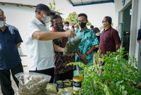 MenKop UKM Teten Masduki saat mengunjungi sekaligus meninjau langsung pabrik pengolahan daun kelor CV Tri Utami Jaya, di Mataram, NTB, Kamis, (13/1/2022). (Foto:Pelopor.id/KemenkopUKM)