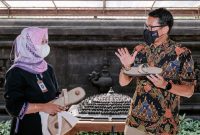 Menparekraf memegang Sandal “Upanat” yang nantinya wajib digunakan wisatawan yang akan naik ke Candi Borobudur agar tidak merusak tangga dan struktur bangunan. (Foto:Pelopor.id/Kemenparekraf)