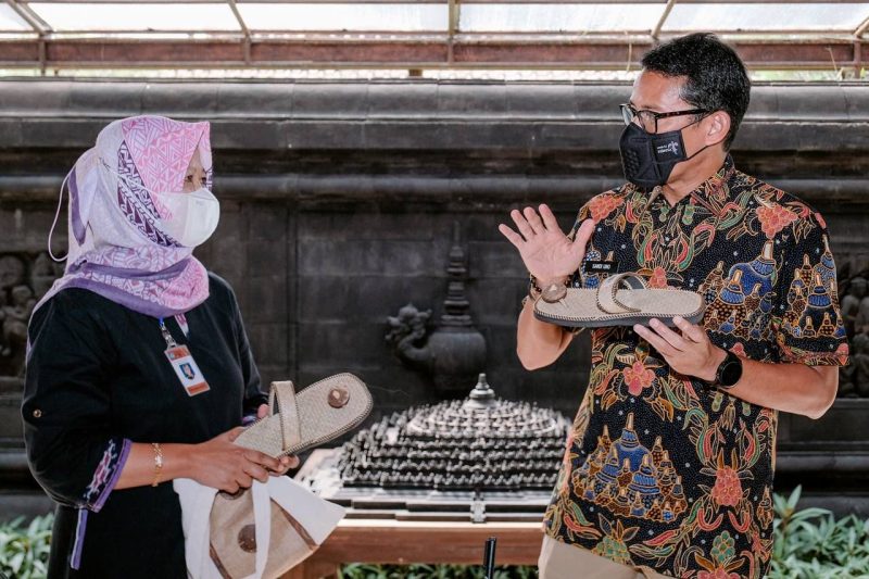 Menparekraf memegang Sandal “Upanat” yang nantinya wajib digunakan wisatawan yang akan naik ke Candi Borobudur agar tidak merusak tangga dan struktur bangunan. (Foto:Pelopor.id/Kemenparekraf)