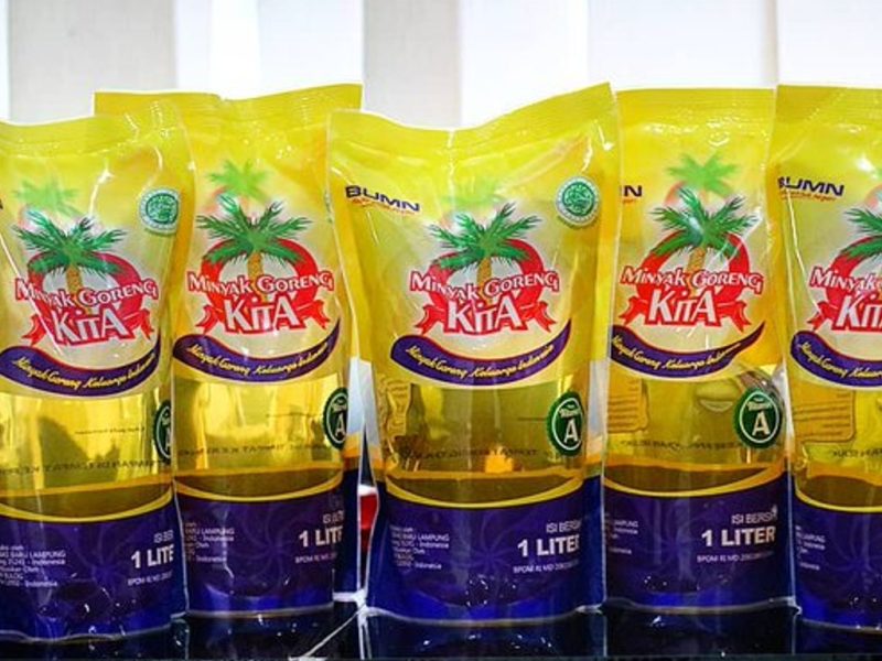 Minyak Goreng Kemasan merek KITA yang diproduksi Bulog. (Foto:Pelopor.id/Twitter @PerumBULOG)