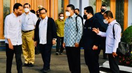 Presiden Jokowi bersama sejumlah menteri sebelum bertolak ke Sumsel, Senin (24/01/2022). (Foto: Pelopor.id/BPMI Setpres/Laily Rachev) 