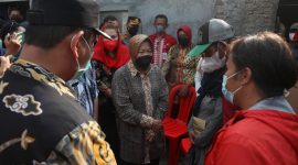 Mensos Risma saat meninjau lokasi bencana longsor di Kelurahan Tandang, Kecamatan Tembalang, Kota Semarang (25/1/2022). (Foto:Pelopor.id/Kemensos)