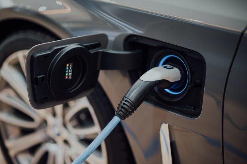 Ilustrasi mobil listrik. (Foto: Pelopor.id/Unsplash) 
