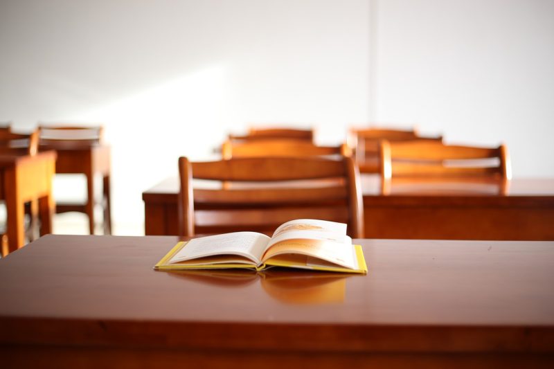 Ilustrasi bangku dan meja sekolah. (Foto: Pelopor.id/Pixabay) 