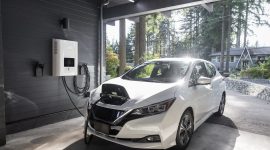 Ilustrasi pengisian baterai Nissan Leaf. (Foto: Pelopor.id/Unsplash) 