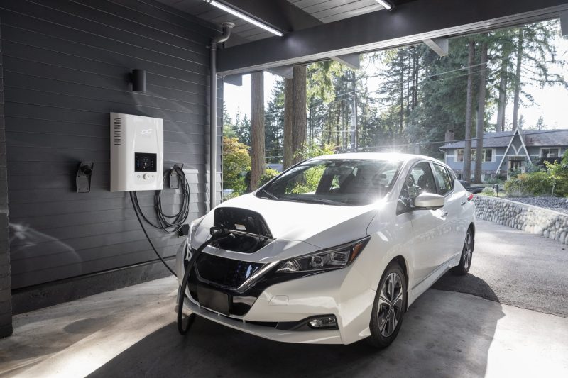 Ilustrasi pengisian baterai Nissan Leaf. (Foto: Pelopor.id/Unsplash) 
