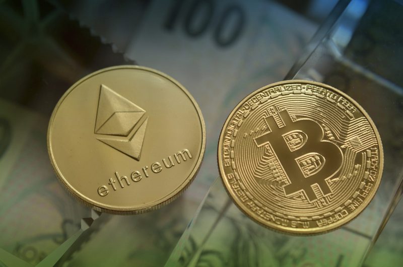 Ilustrasi mata uang Bitcoin dan Ethereum. (Foto: Pelopor.id/Pixabay)