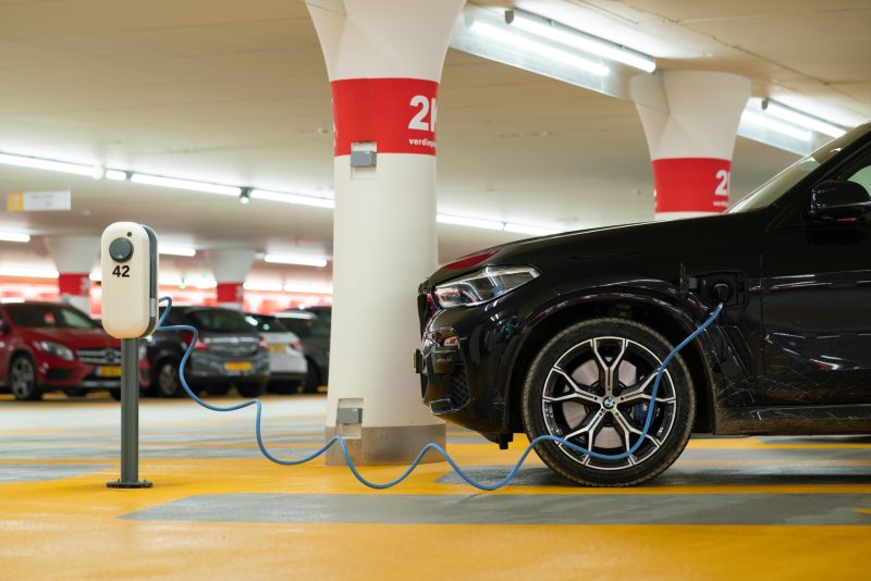 Ilustrasi mobil listrik. (Foto: Pelopor.id/Unsplash) 