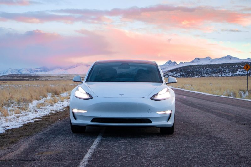 Ilustrasi mobil listrik Tesla. (Foto: Pelopor.id/Unsplash) 